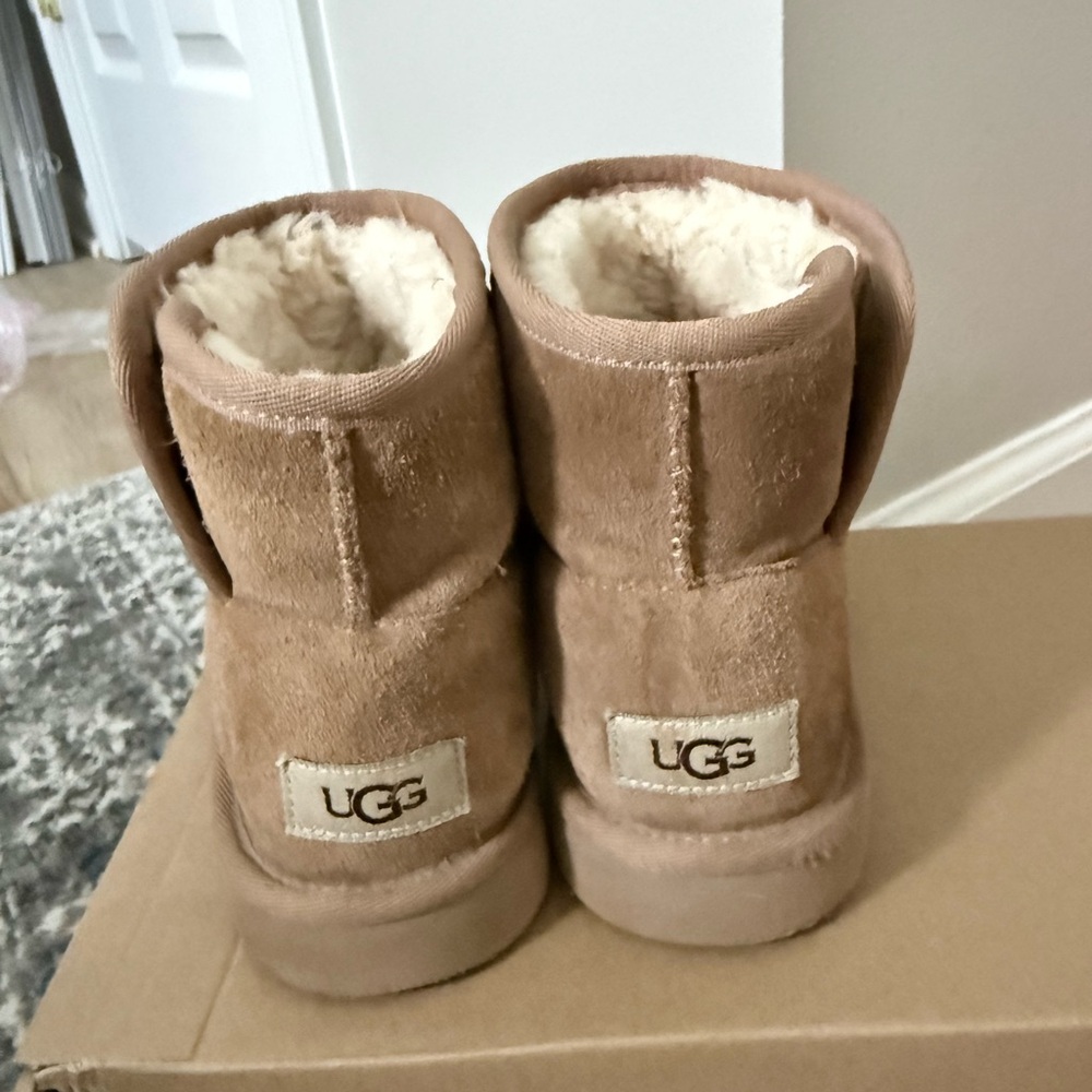 UGG- girls Jona chestnut boots size 4